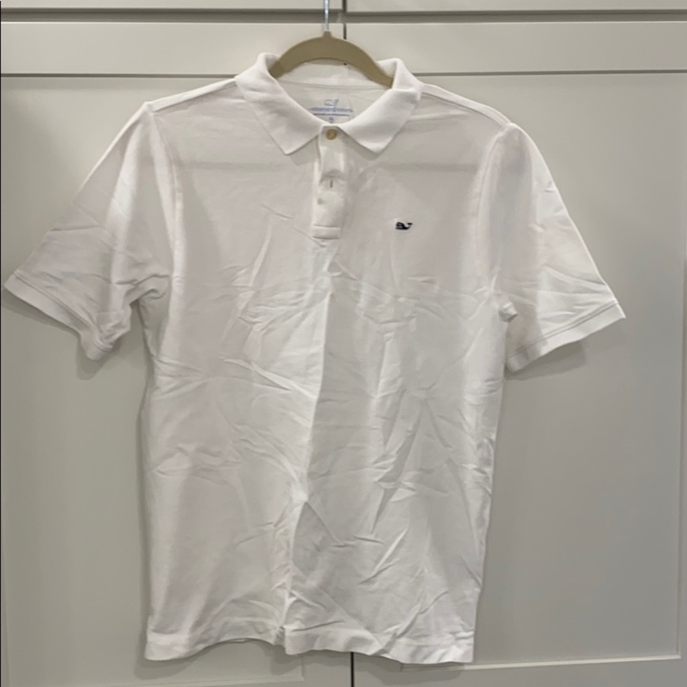 White vineyard vines polo shirt.